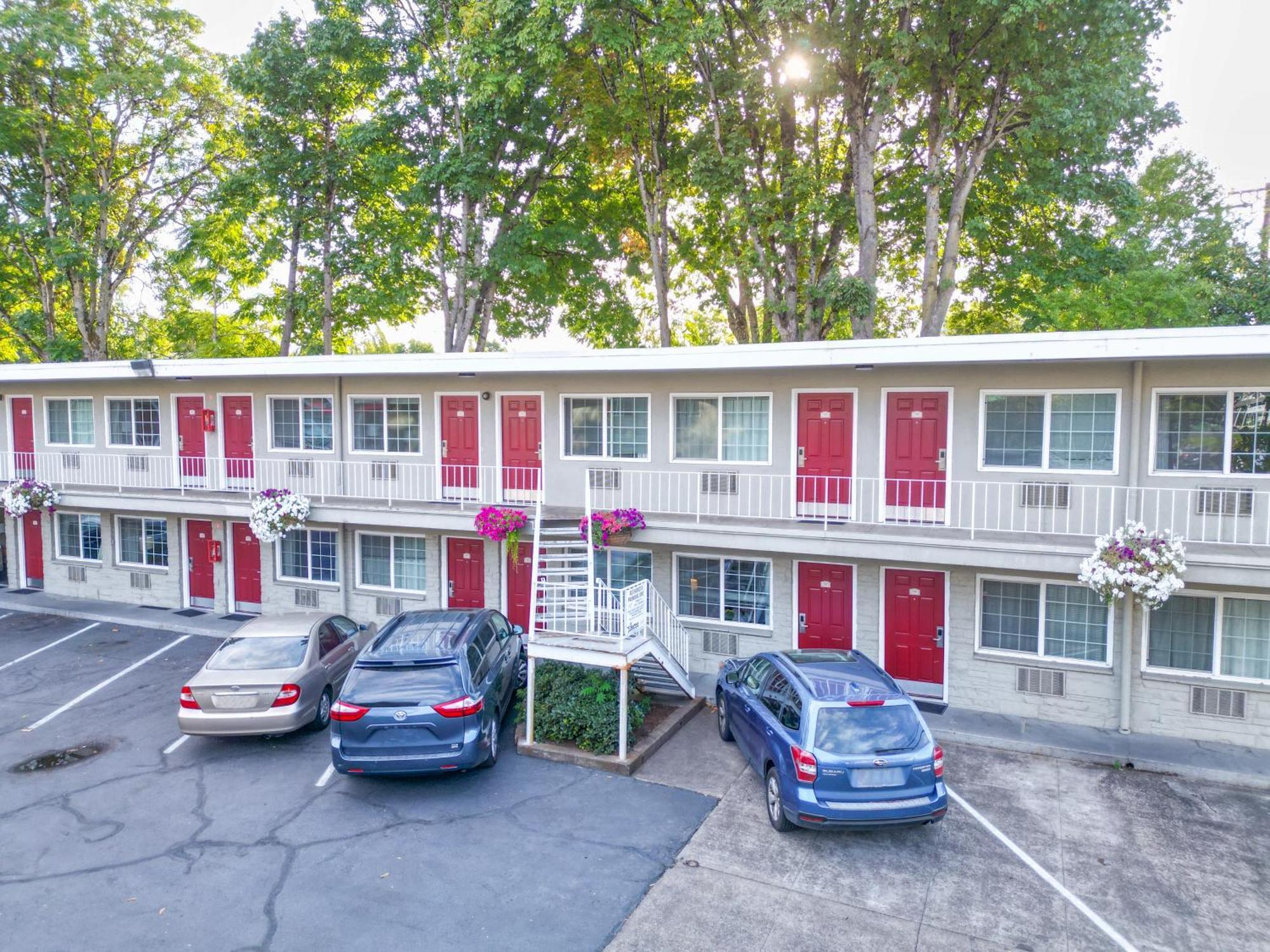 Campus Inn & Suites Eugene Downtown Bagian luar foto